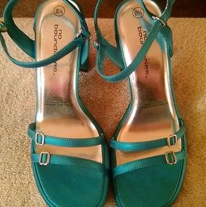 Almost vintage turquoise satin high heels.